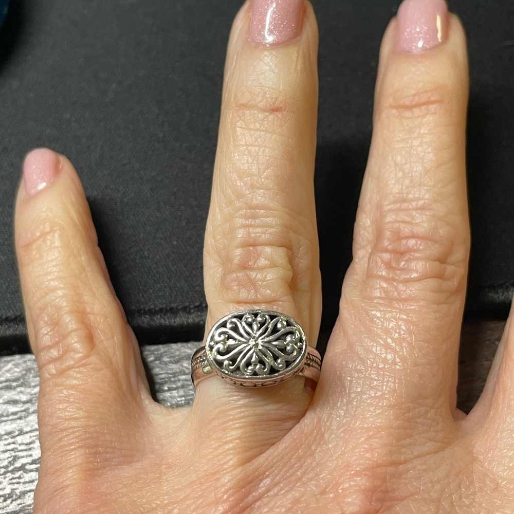 Sterling silver 925 ring. Size 6. With basket weave design